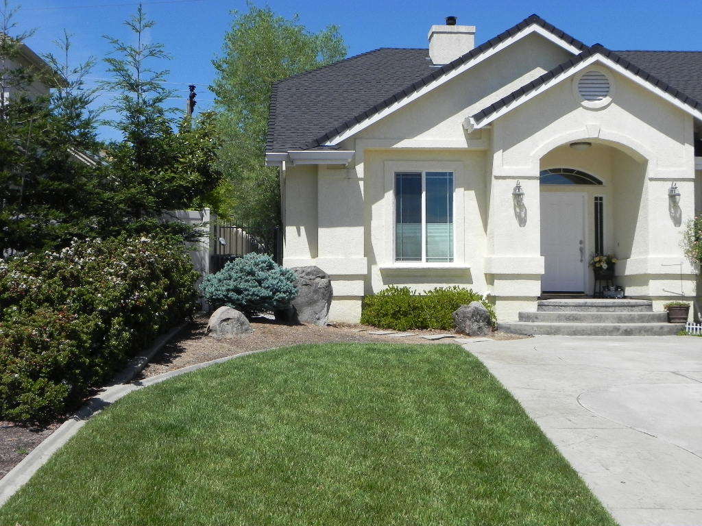951 River Bend Road Redding, CA 96003 - Photo 2 of 21 FRONT LANDSCAPING