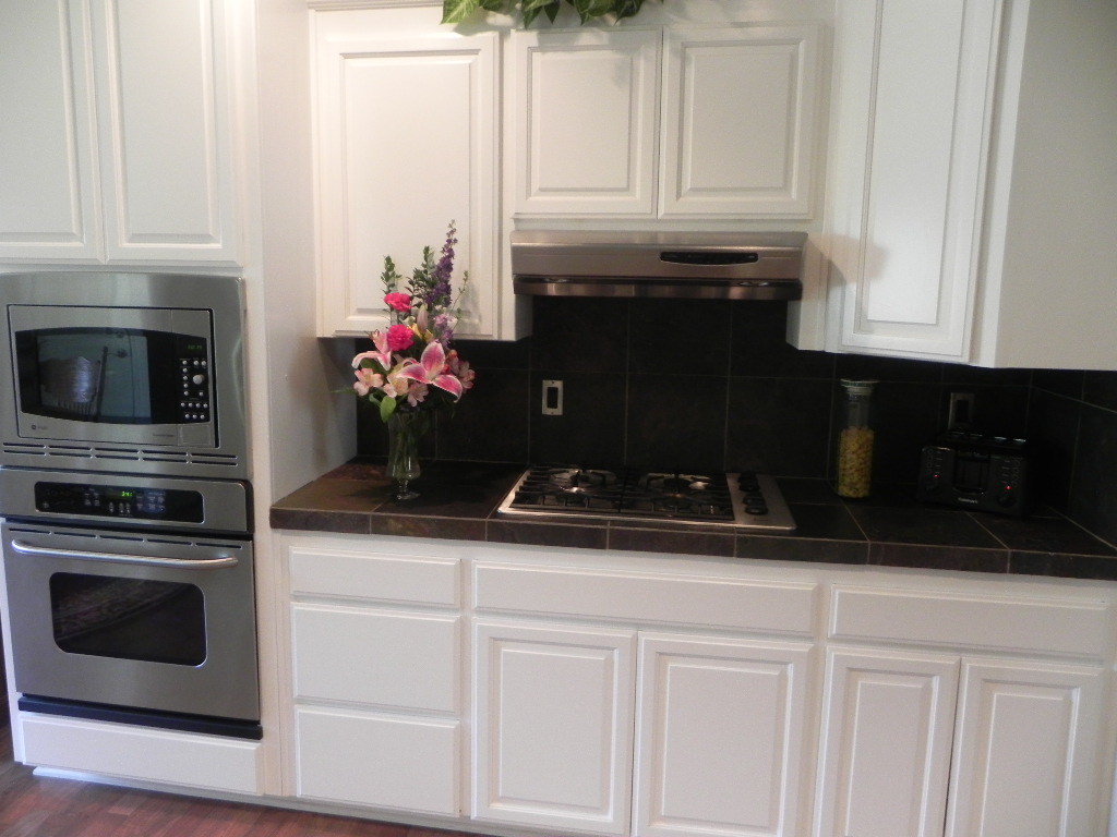 951 River Bend Road Redding, CA 96003 - Photo 8 of 21 COOKTOP, OVEN & MICROWAVE