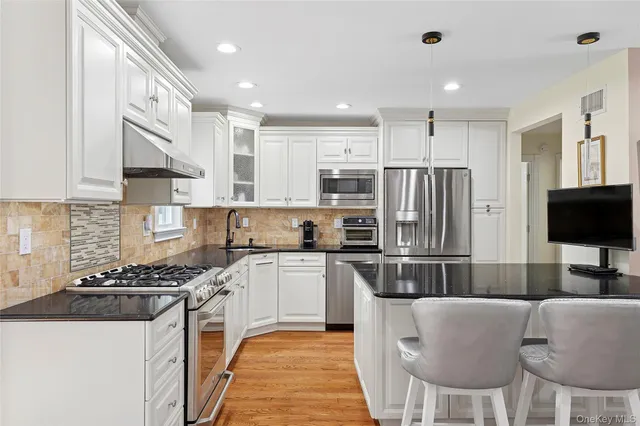 $1,175,000 | 14 Hollyberry Road, Plainview, NY 11803