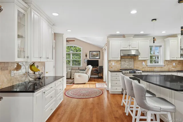 $1,175,000 | 14 Hollyberry Road, Plainview, NY 11803