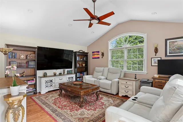 $1,175,000 | 14 Hollyberry Road, Plainview, NY 11803