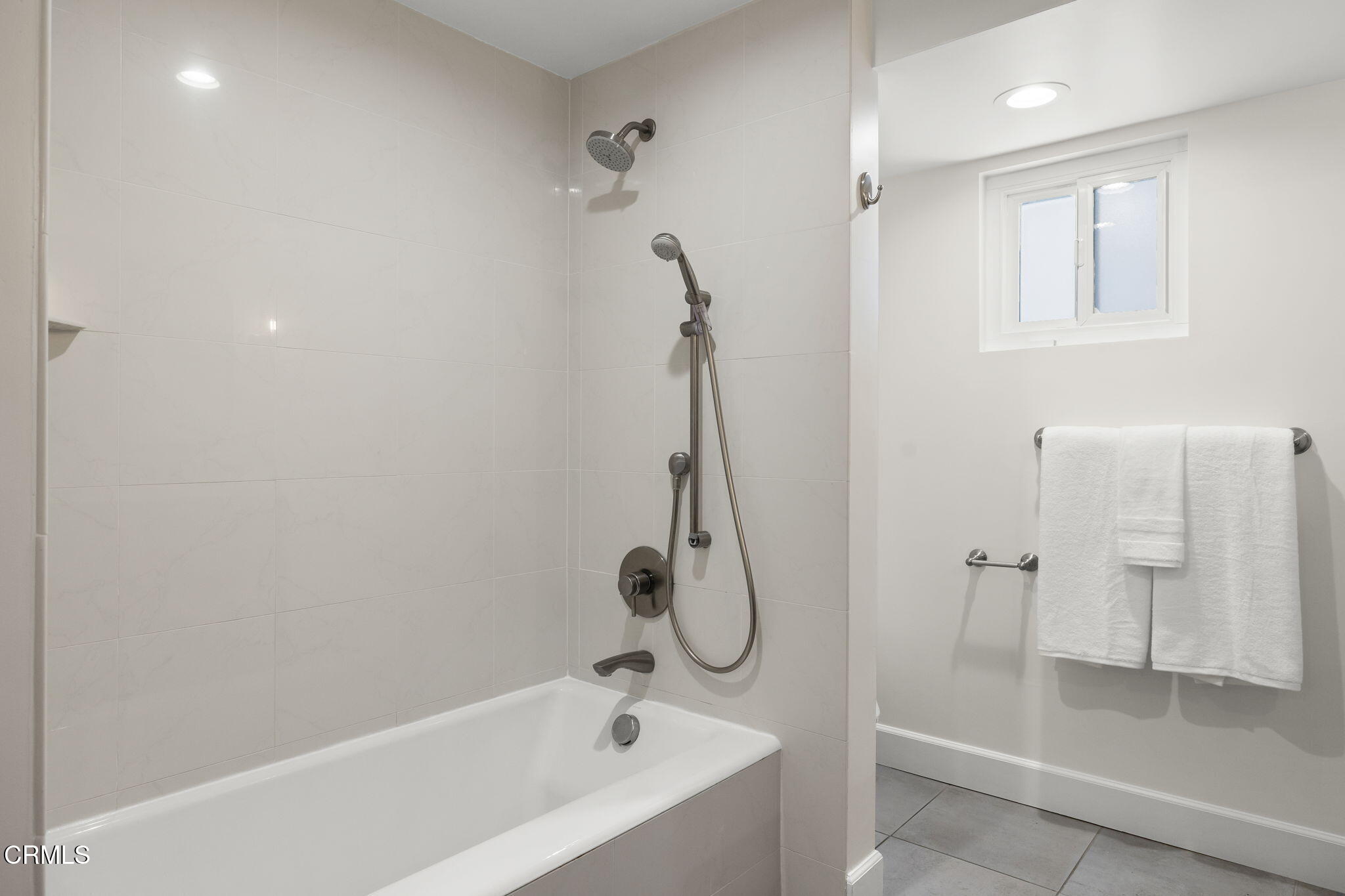 156 Highland Drive Oxnard, CA 93035 - Photo 26 of 67 2nd level bath