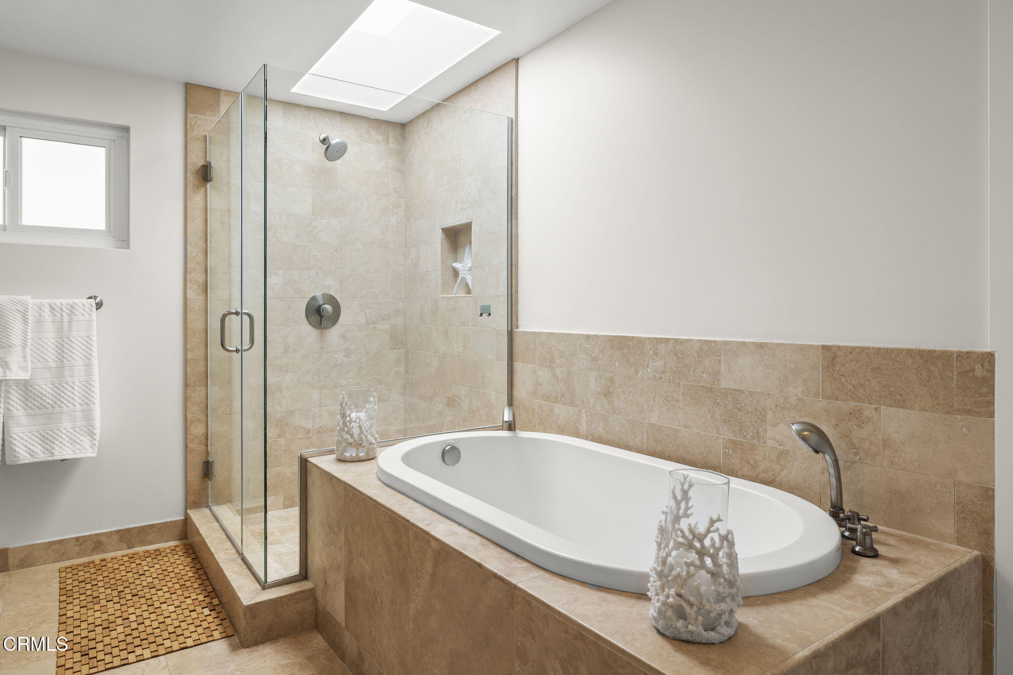 156 Highland Drive Oxnard, CA 93035 - Photo 37 of 67 Primary bath