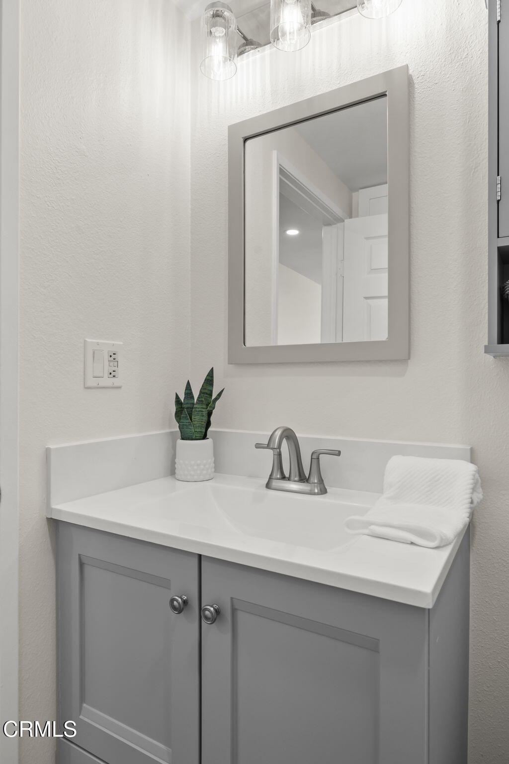 156 Highland Drive Oxnard, CA 93035 - Photo 56 of 67 Guest suite bath