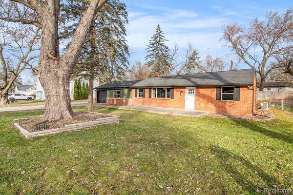 $295,000 | 2861 Fishermans Drive, Highland, MI 48356