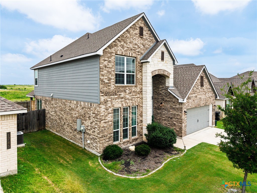 a view of a house with a yard