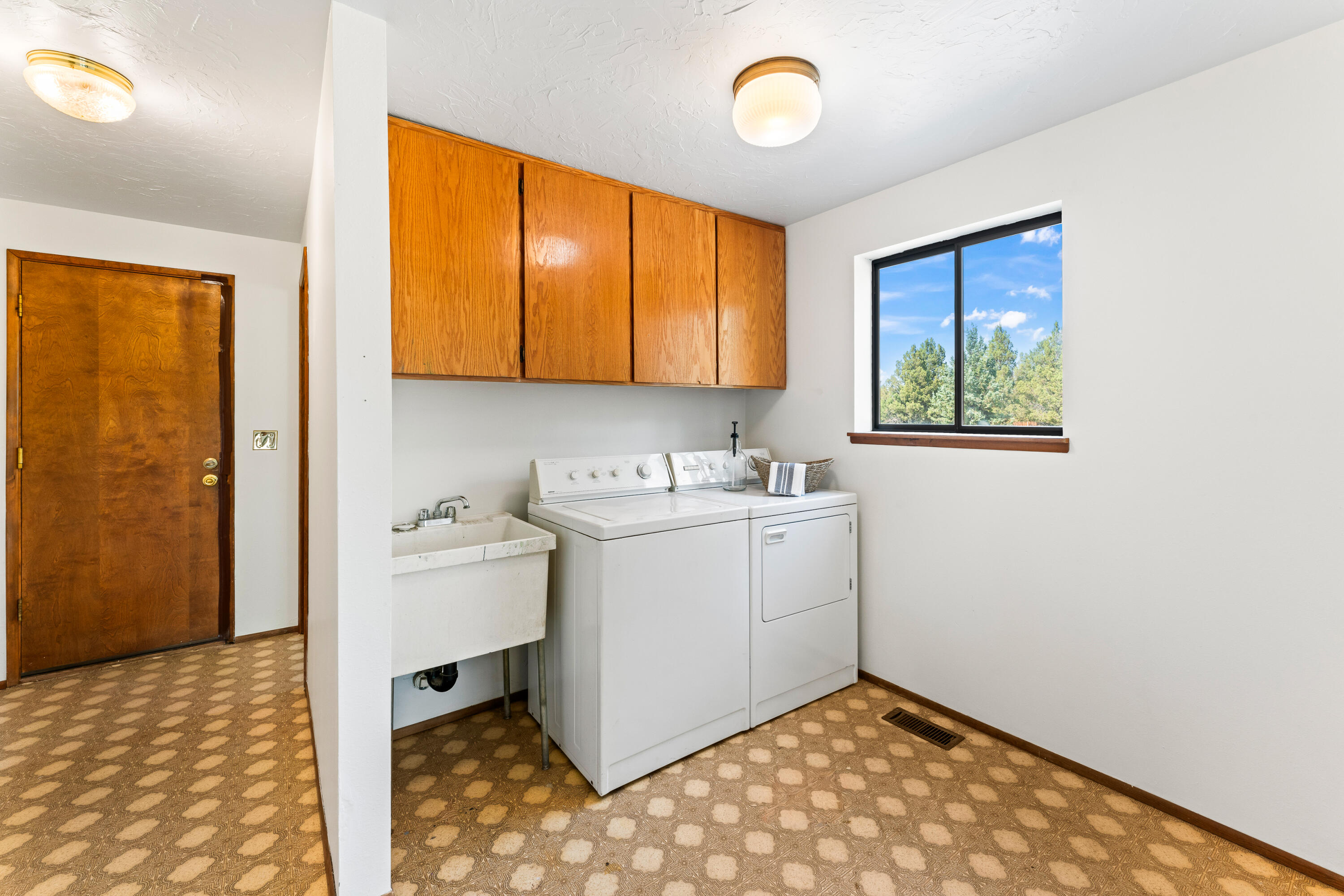 17845 Plainview Road Bend, OR 97703 - Photo 24 of 41 Laundry Room w/ Utility Sink, Washer/Dryer Incl.