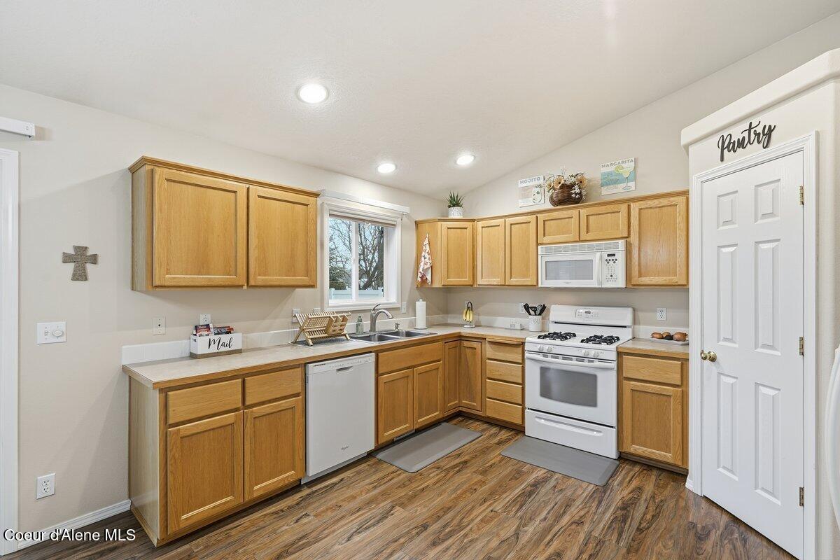 1628 West Cardinal Avenue Hayden, ID 83835 - Photo 15 of 32 1628 W Cardinal Ave_RedHogMedia 13