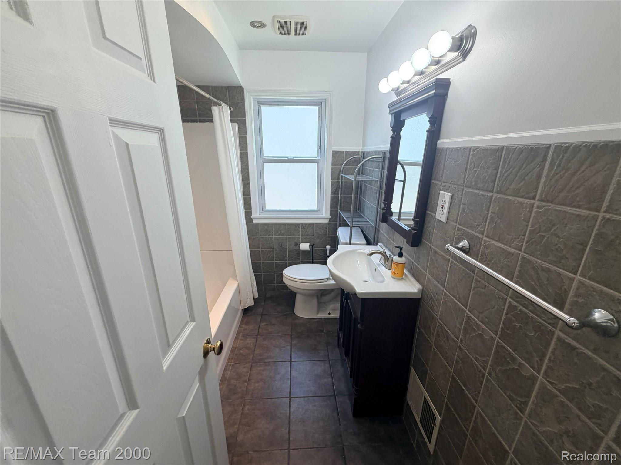 3418 Harding Street Dearborn, MI 48124 - Photo 5 of 15 WhatsApp Image 2026-06-30 at 22.16.55 (1).jpeg