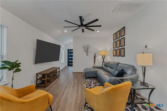 $2,250 | 1974 Flametree Avenue, New Braunfels, TX 78132