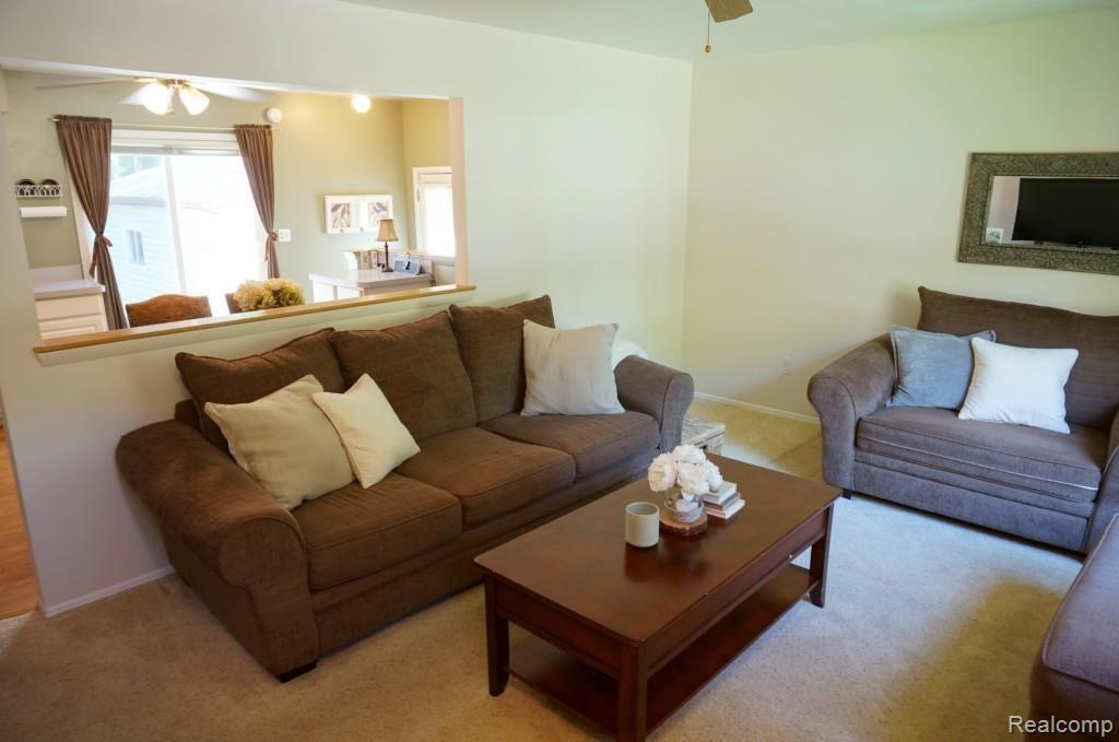 23190 Springbrook Drive Farmington, MI 48336 - Photo 8 of 13 DSC04175.jpg
