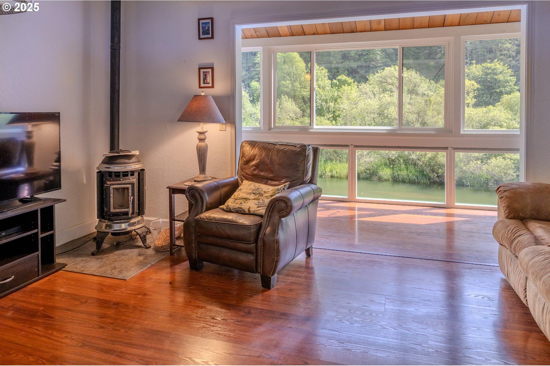 43605 Highway 38, Unit 41 Reedsport, OR 97467 - Photo 10 of 37 Living Room