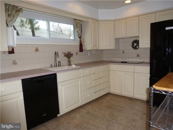 128 Cornell Road Bala Cynwyd, PA 19004 - Photo 9 of 25 Kitchen