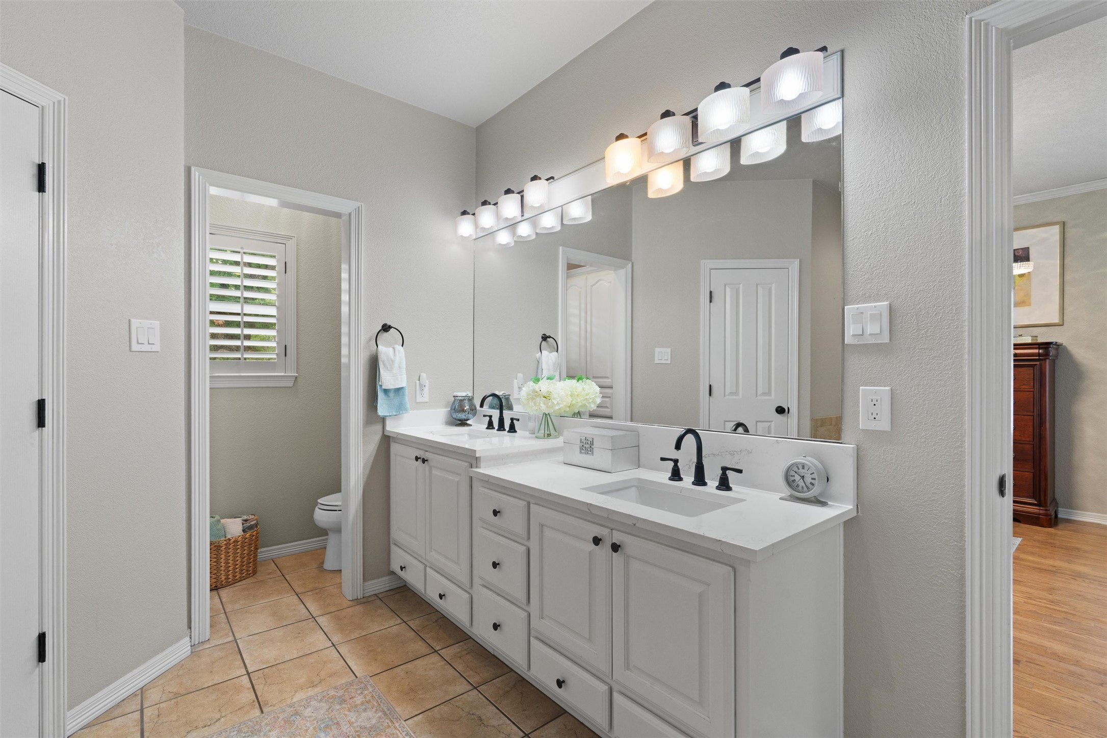 223 East Ridgewood Road Georgetown, TX 78633 - Photo 15 of 40 Double vanity with upgraded countertops create a crisp, clean aesthetic in the primary bathroom en suite