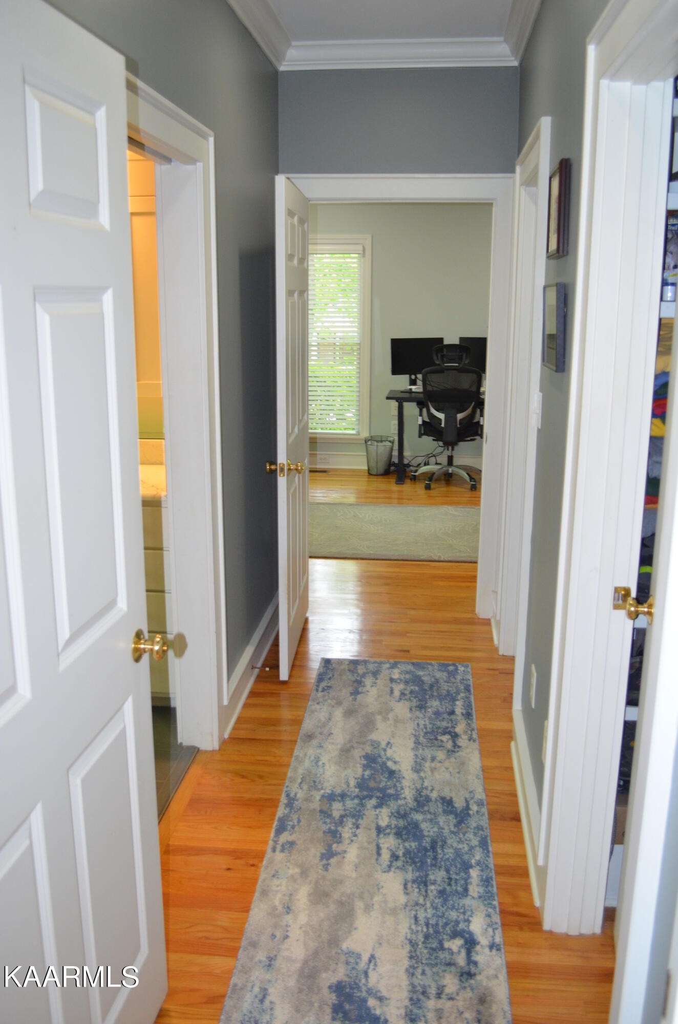 111 Dover Lane Oak Ridge, TN 37830 - Photo 29 of 60 a view of hallway with furniture and a tub