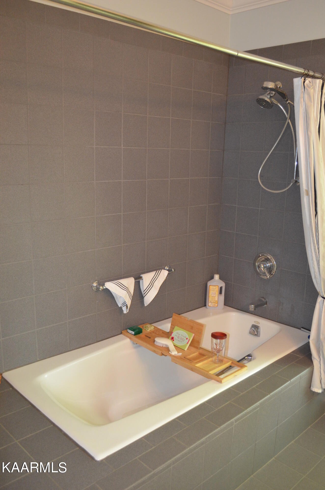 111 Dover Lane Oak Ridge, TN 37830 - Photo 31 of 60 a bathroom with a sink and vanity