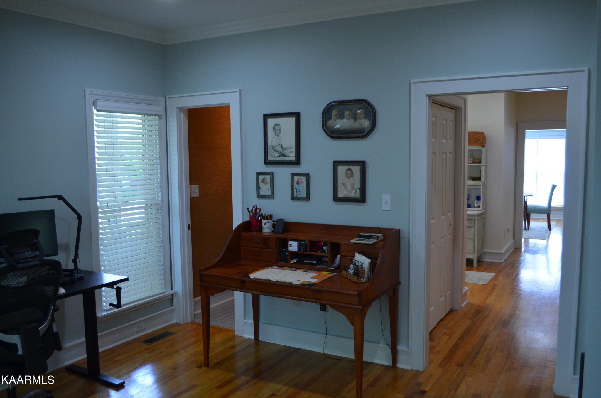 111 Dover Lane Oak Ridge, TN 37830 - Photo 34 of 60 a living room with furniture and a wooden floor