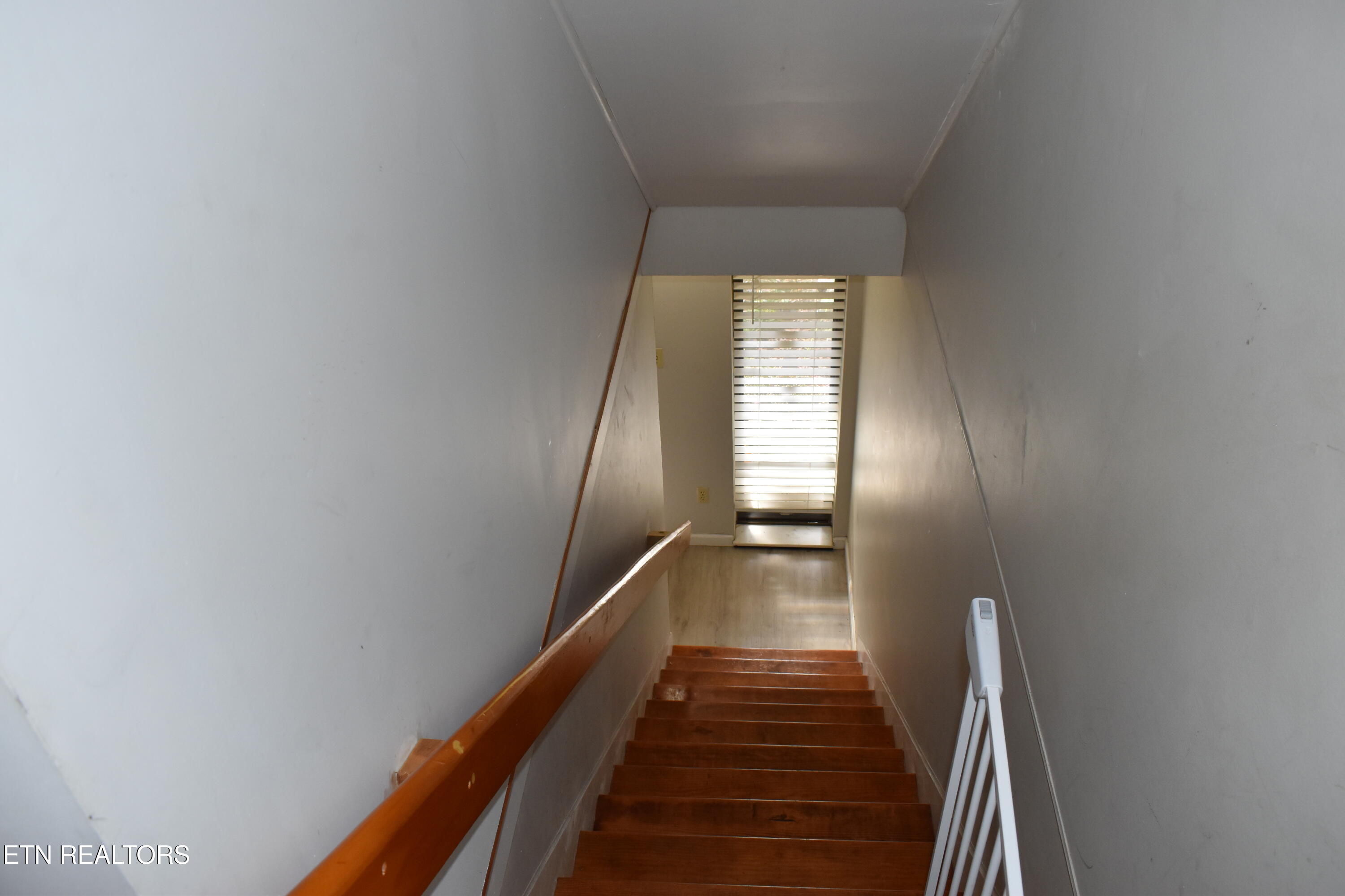 48 Valley Forge Drive Oak Ridge, TN 37830 - Photo 17 of 27 Stairs