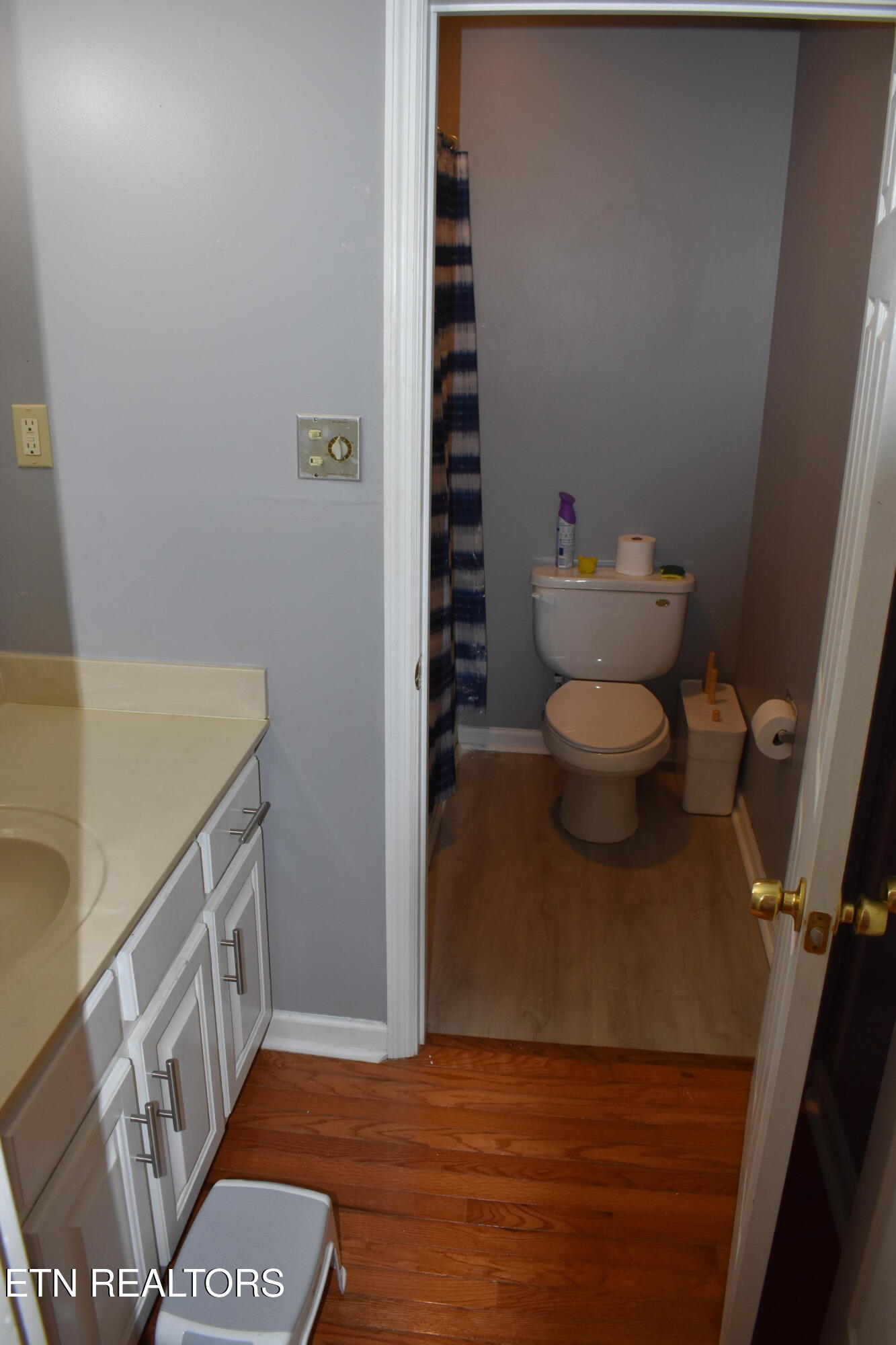 48 Valley Forge Drive Oak Ridge, TN 37830 - Photo 27 of 27 Upstairs Hall Bath