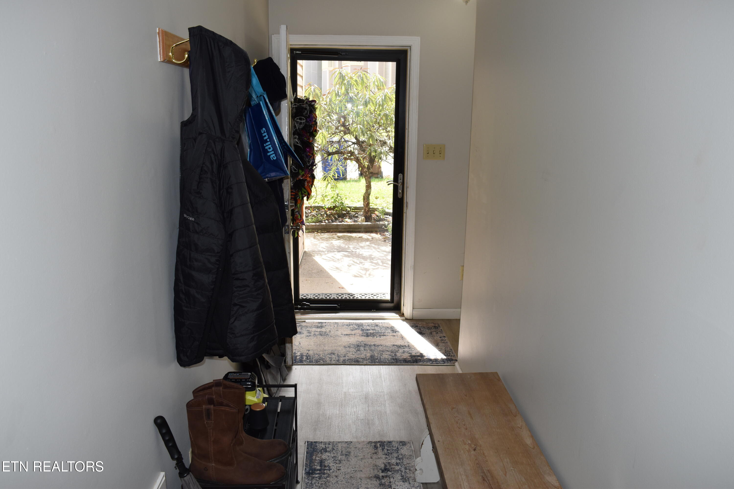 48 Valley Forge Drive Oak Ridge, TN 37830 - Photo 5 of 27 Front Entry