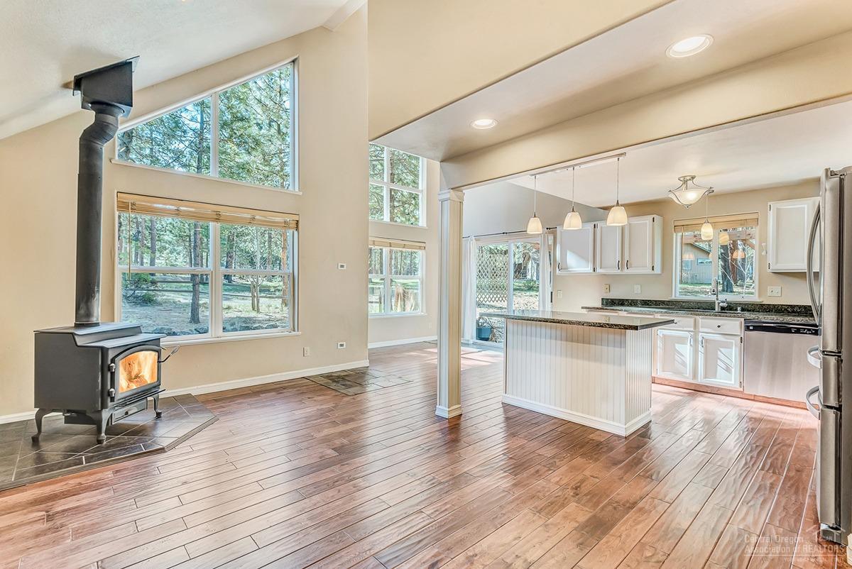 19197 Choctaw Road Bend, OR 97702 - Photo 3 of 25 Gallery Image 3