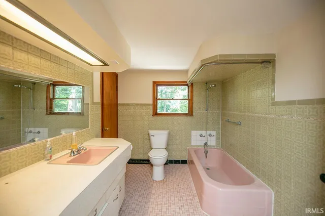 $305,900 | 10461 Glenwood Avenue, Osceola, IN 46561