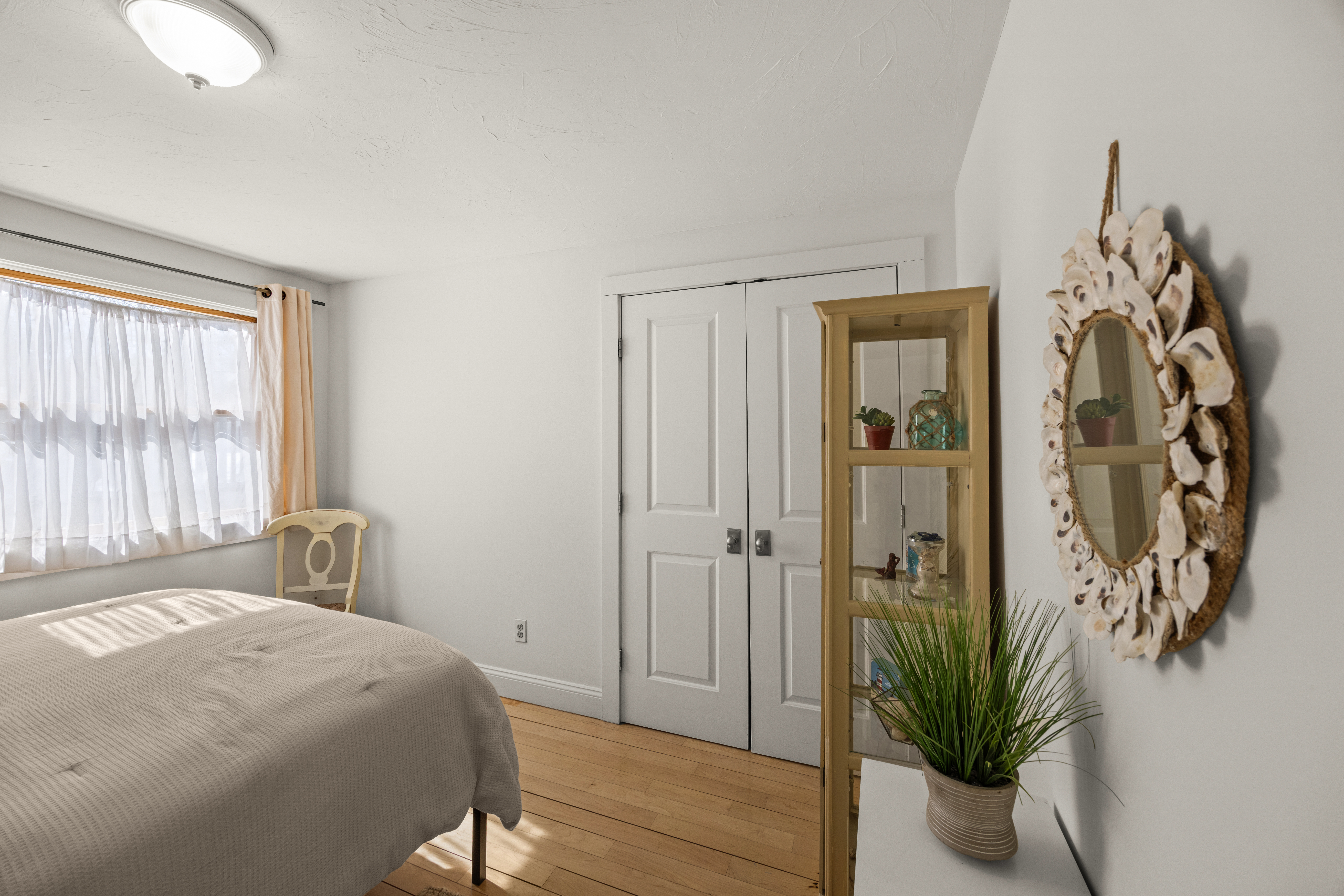58 Rd To The Plaines Edgartown, MA 02539 - Photo 25 of 40 a bedroom with a bed and a potted plant