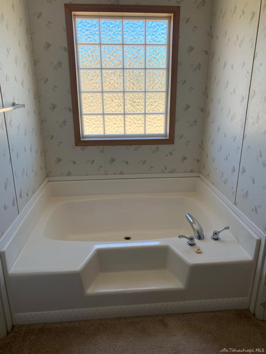 24401 Roper Street Tehachapi, CA 93561 - Photo 31 of 40 garden tub