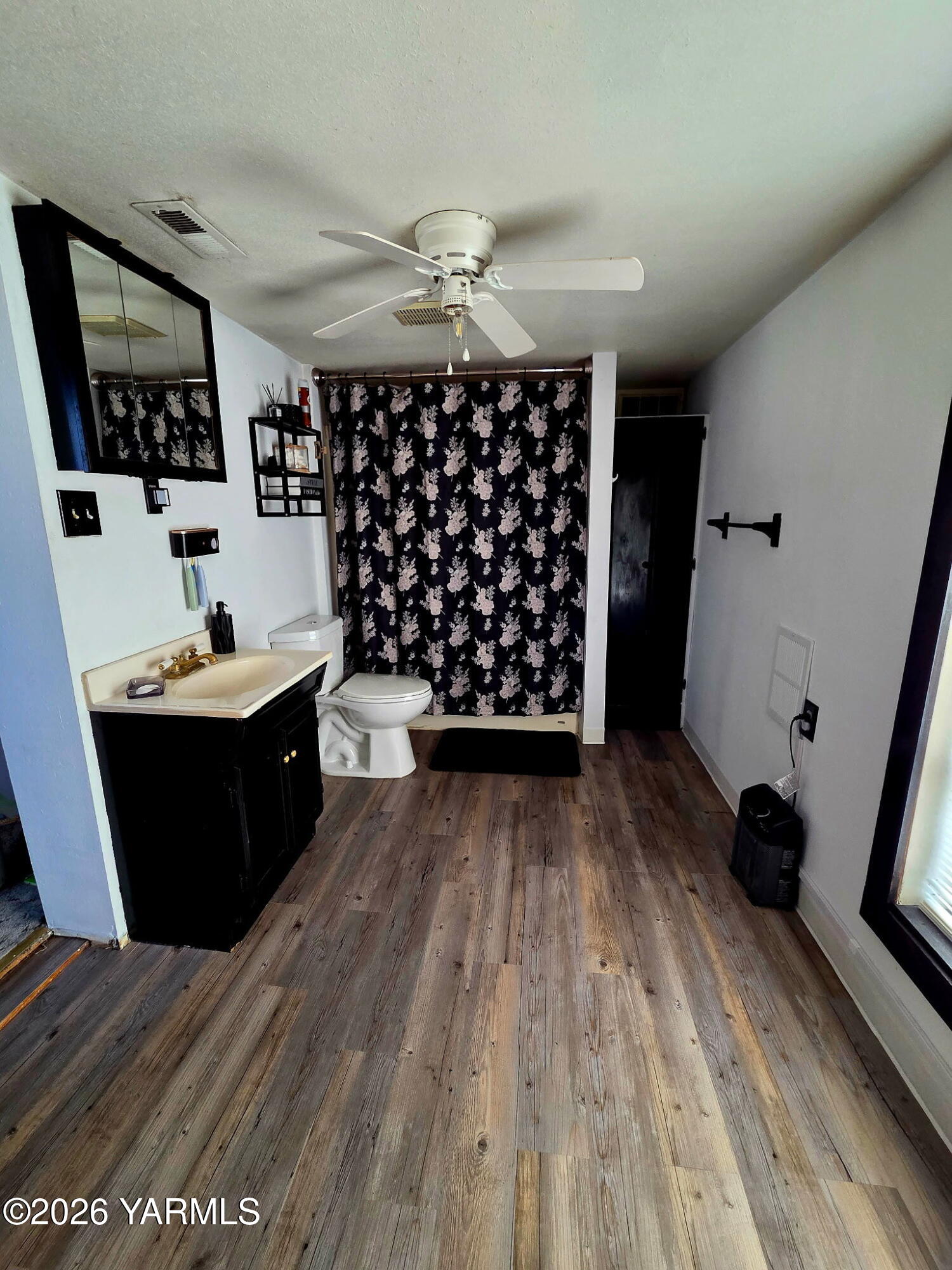 101 West Slavin Road Yakima, WA 98903 - Photo 22 of 37 a room with wooden floor and furniture