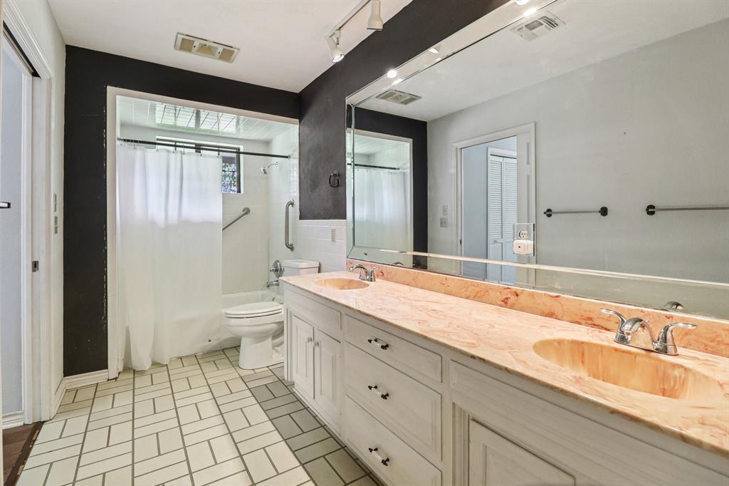 329 Lowell Road Milford, TX 76670 - Photo 14 of 40 a spacious bathroom with a granite countertop sink toilet mirror and a bathtub