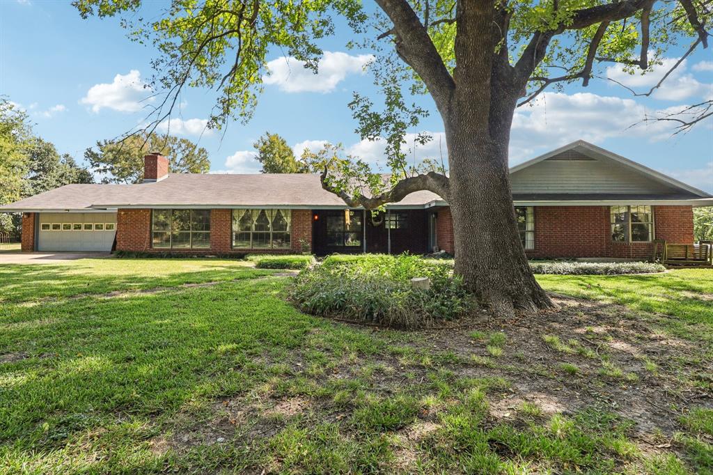 329 Lowell Road Milford, TX 76670 - Photo 2 of 40 a front view of a house with garden