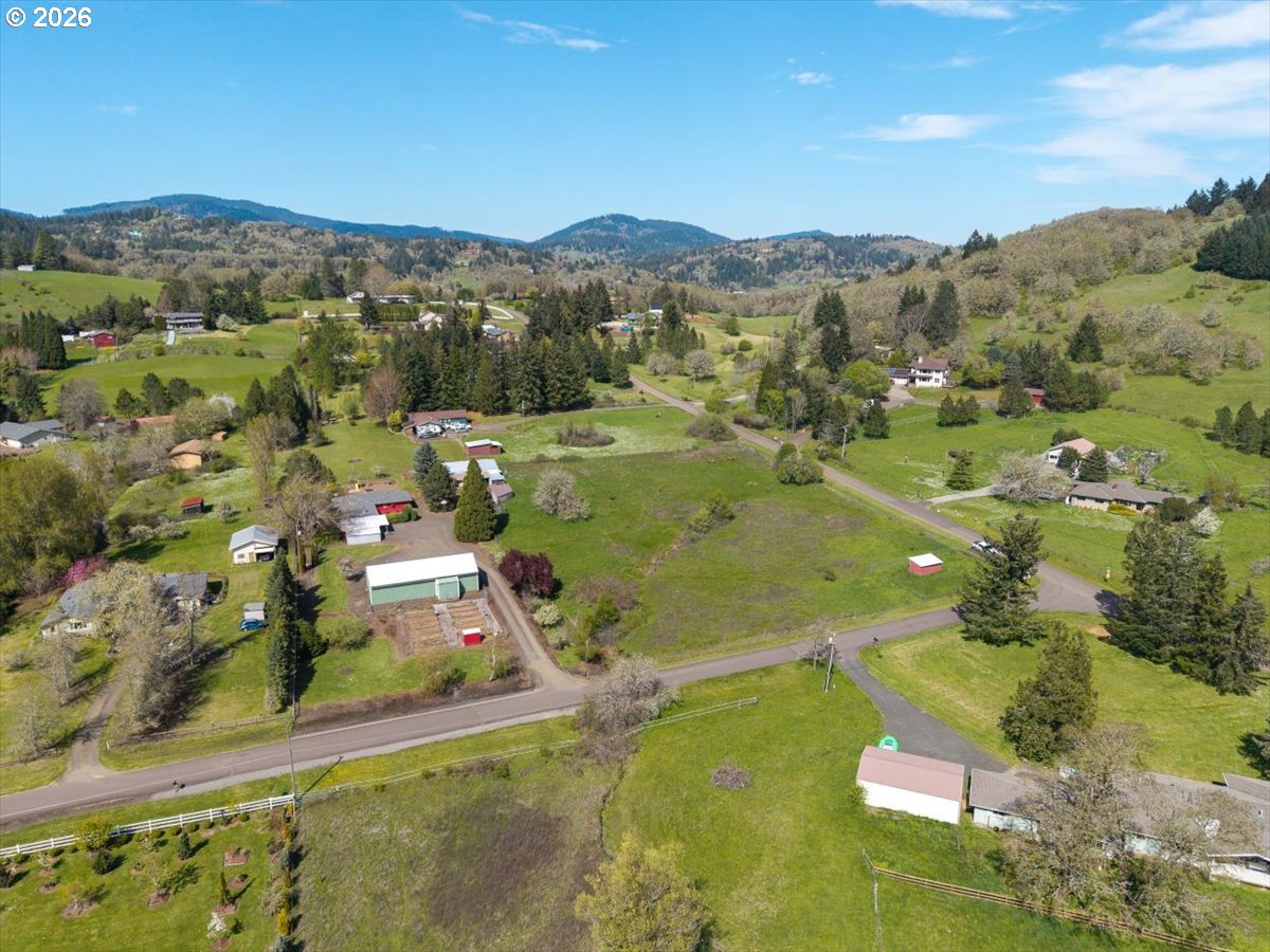 2035 Primrose Loop Philomath, OR 97370 - Photo 7 of 48 a view of a city
