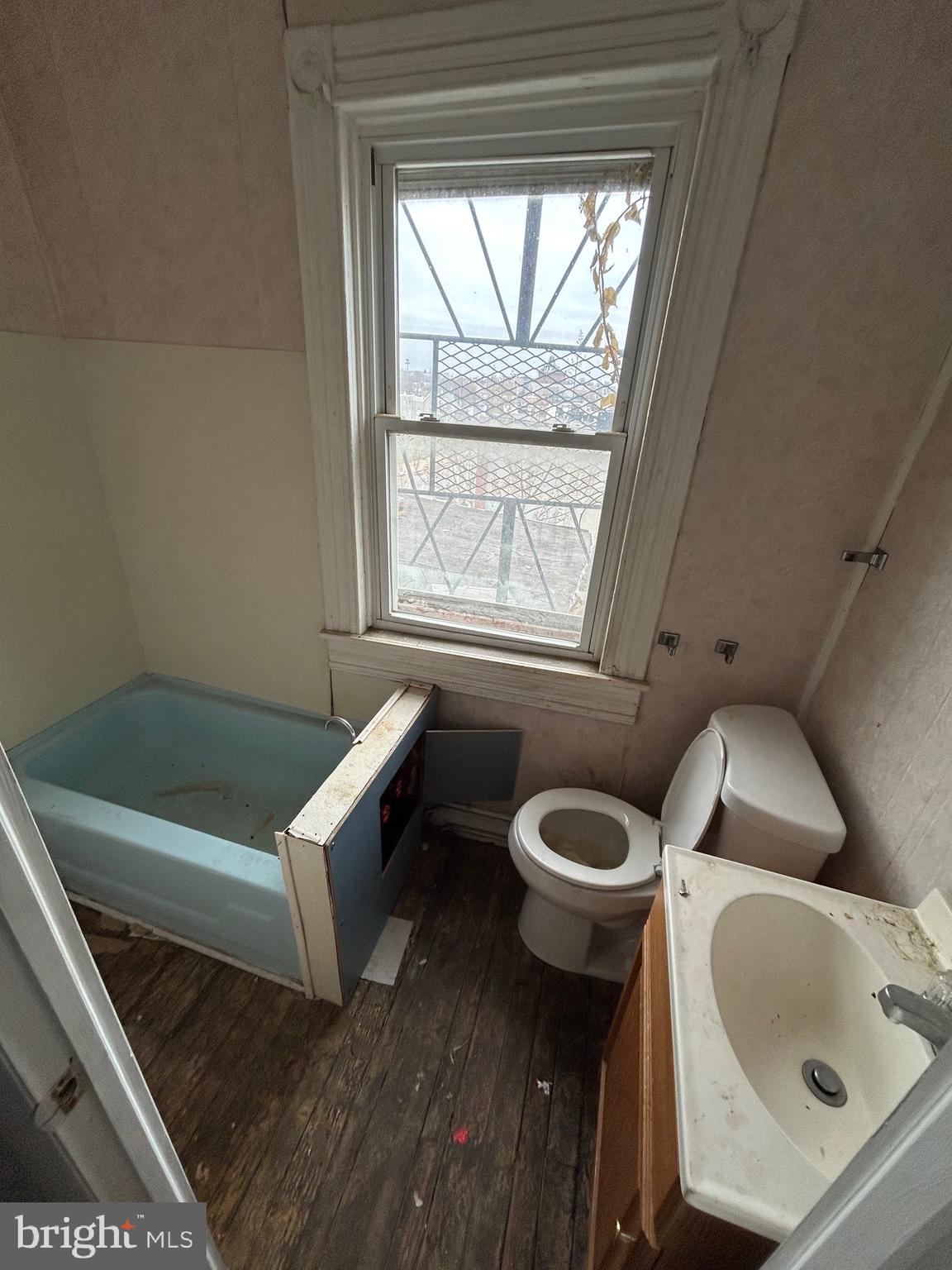 1539 North Broadway Baltimore, MD 21213 - Photo 8 of 11 Full bath 1