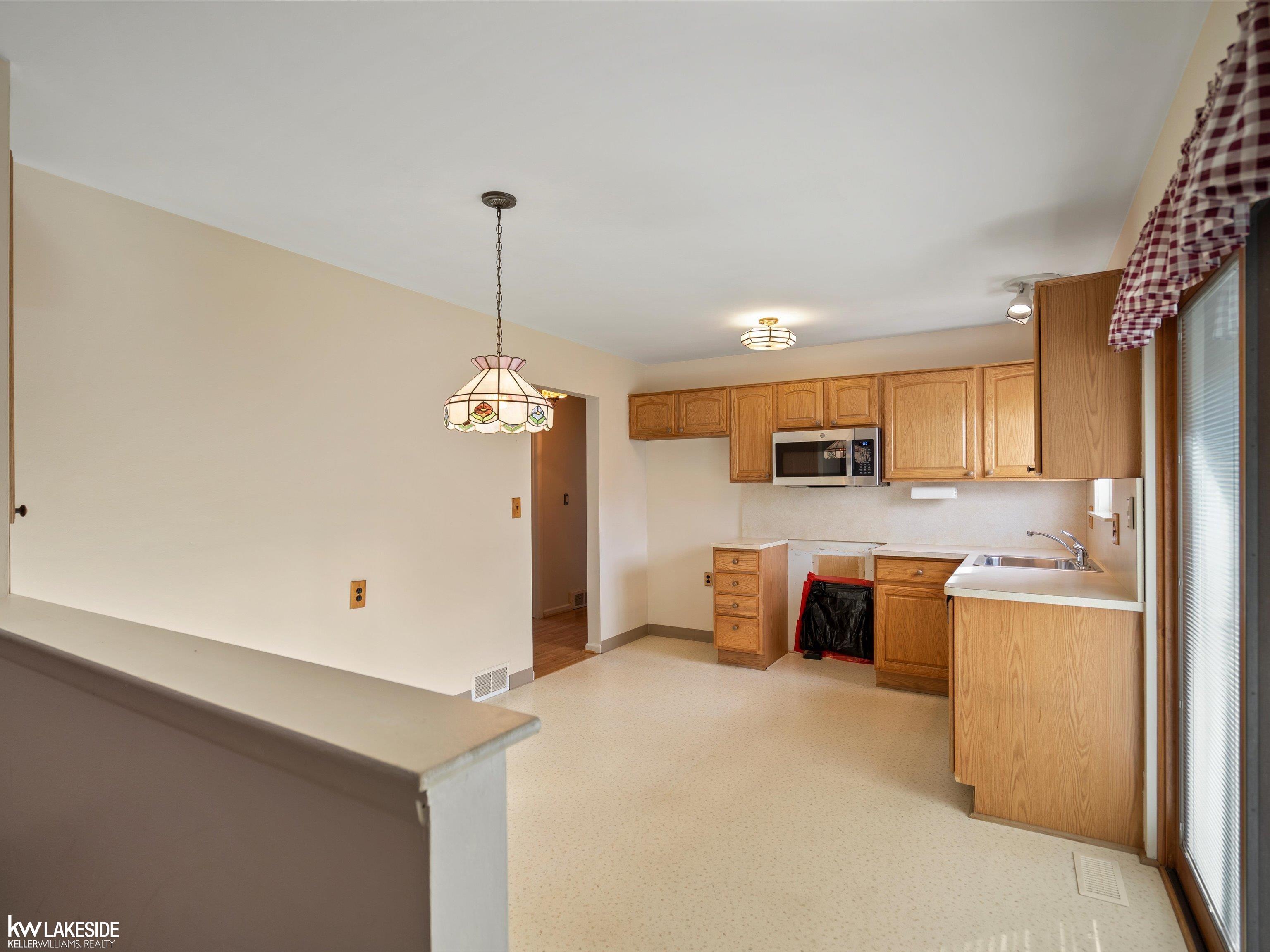 24154 Ramsgate Street Clinton Township, MI 48035 - Photo 20 of 23 50127381-19.JPG