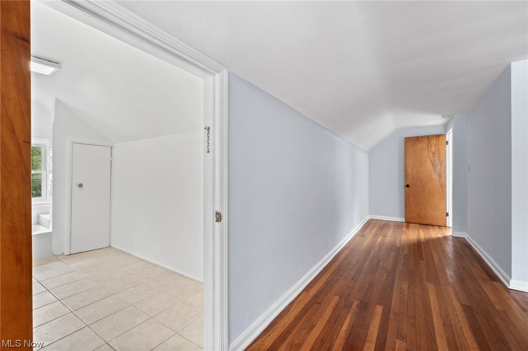 3694 Grosvenor Road Cleveland, OH 44118 - Photo 18 of 29