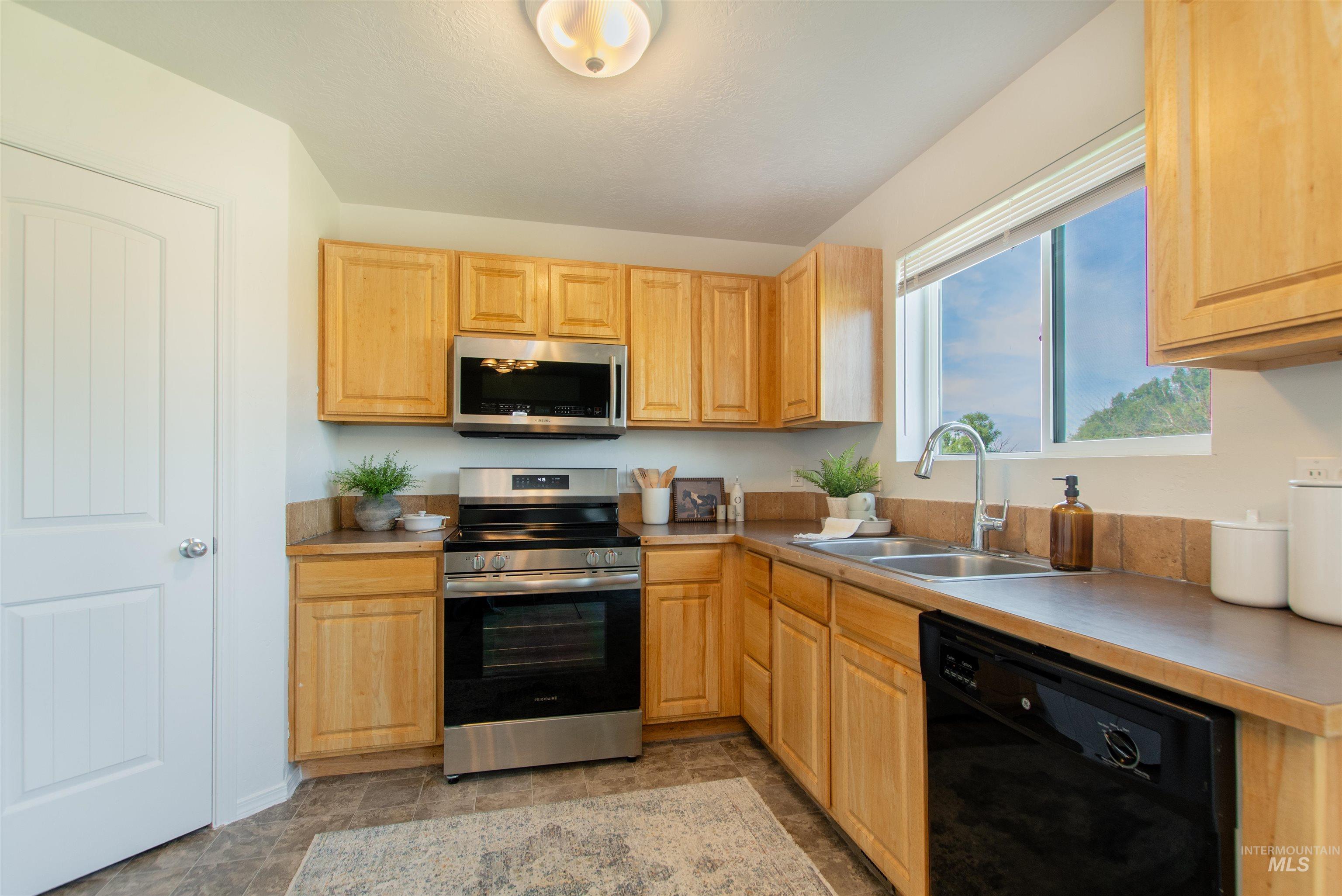 16168 Greenfield Way Caldwell, ID 83607 - Photo 9 of 32
