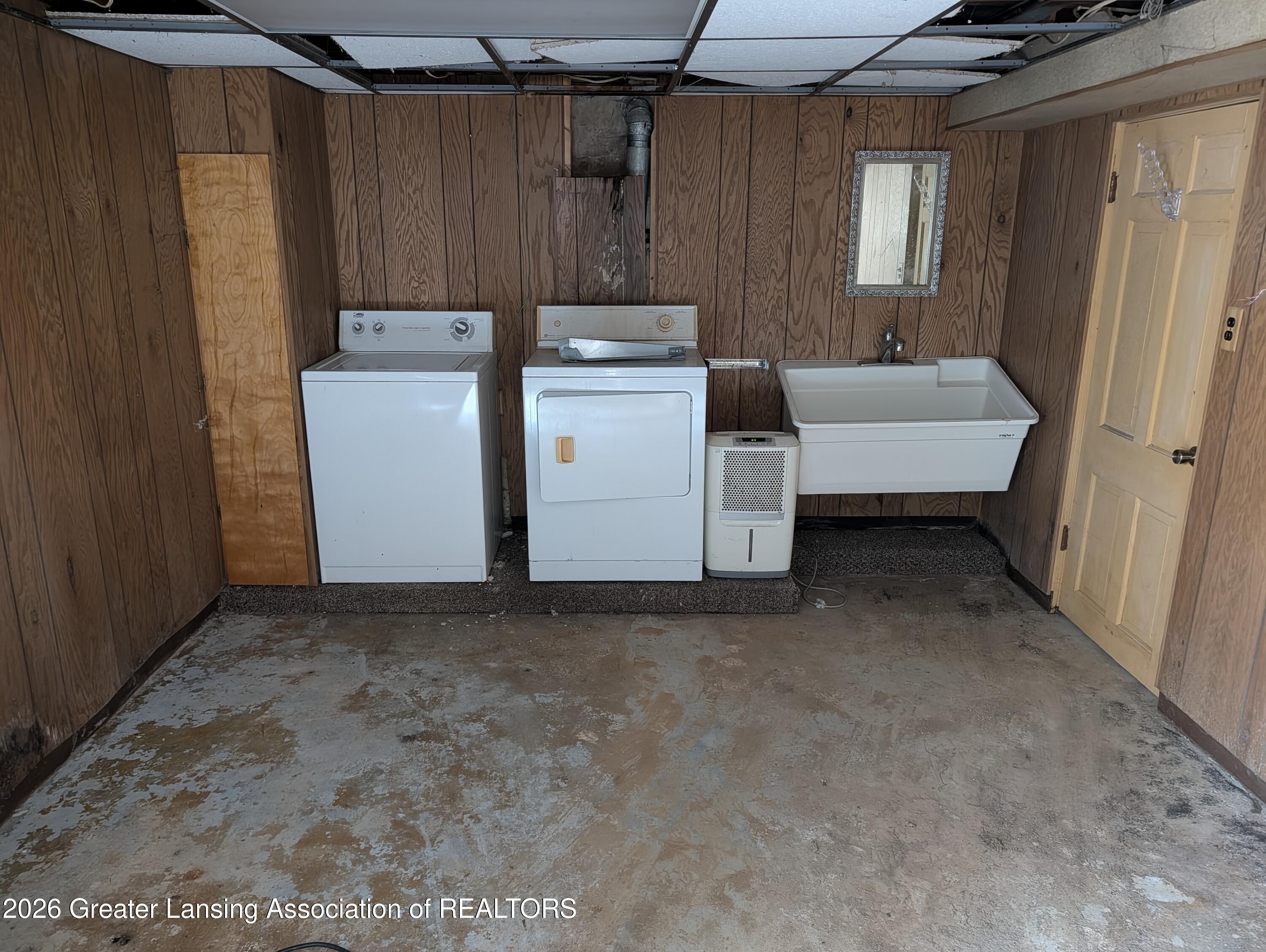 2112 Cumberland Road Lansing, MI 48906 - Photo 52 of 77 PXL_20260728_205829211.RAW-01