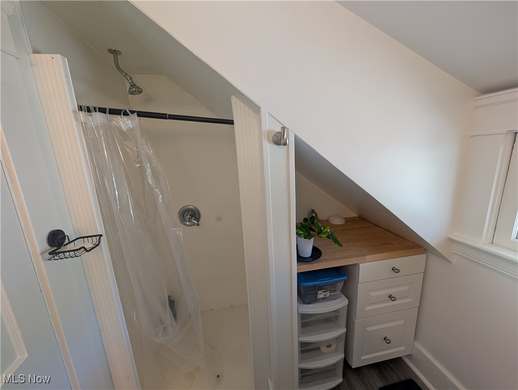 2108 Stillman Road, Unit 3 Cleveland, OH 44118 - Photo 11 of 14 Full bathroom with a shower with curtain