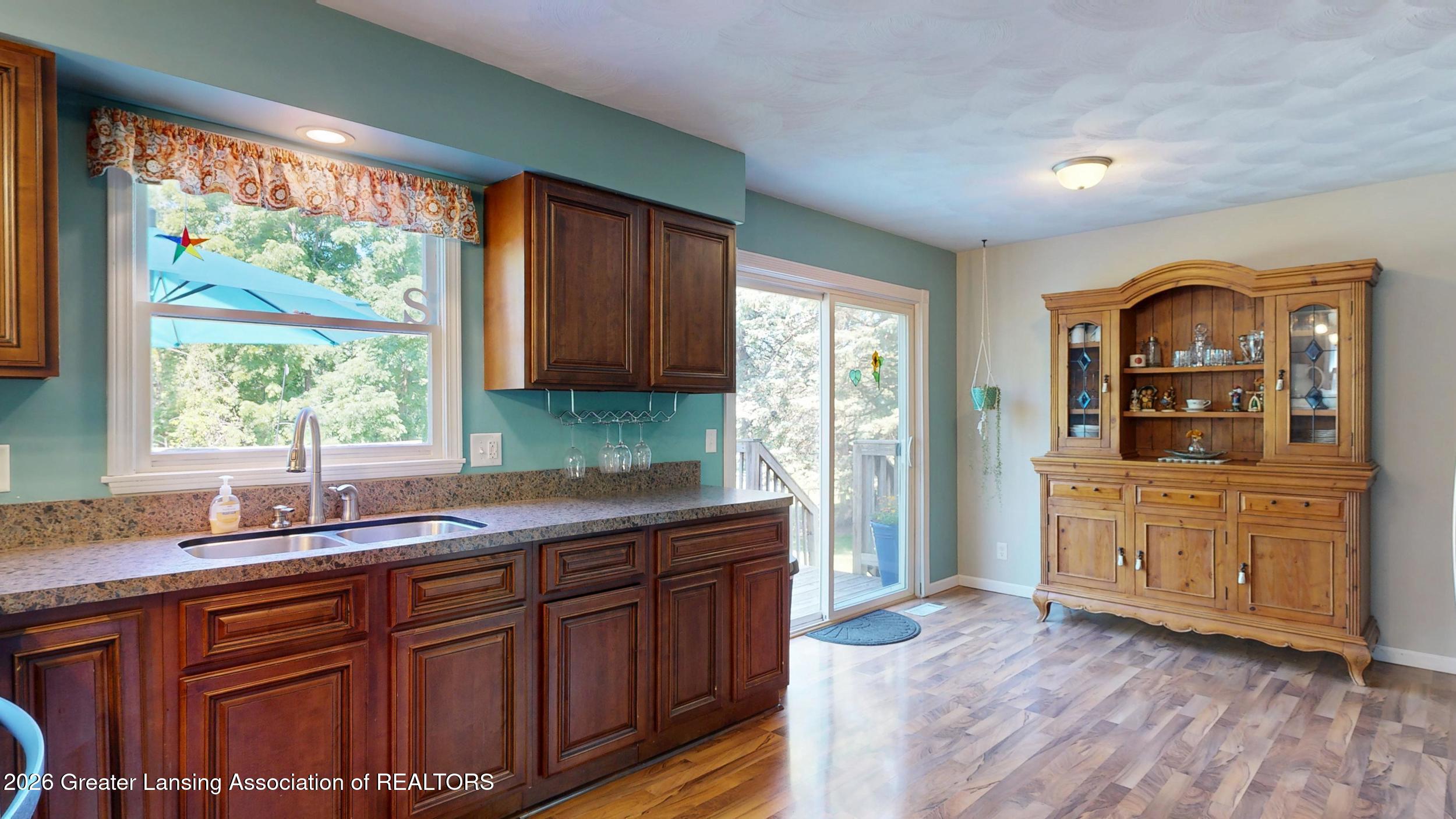 916 South Canal Road Lansing, MI 48917 - Photo 14 of 62 Kitchen with Eating Area