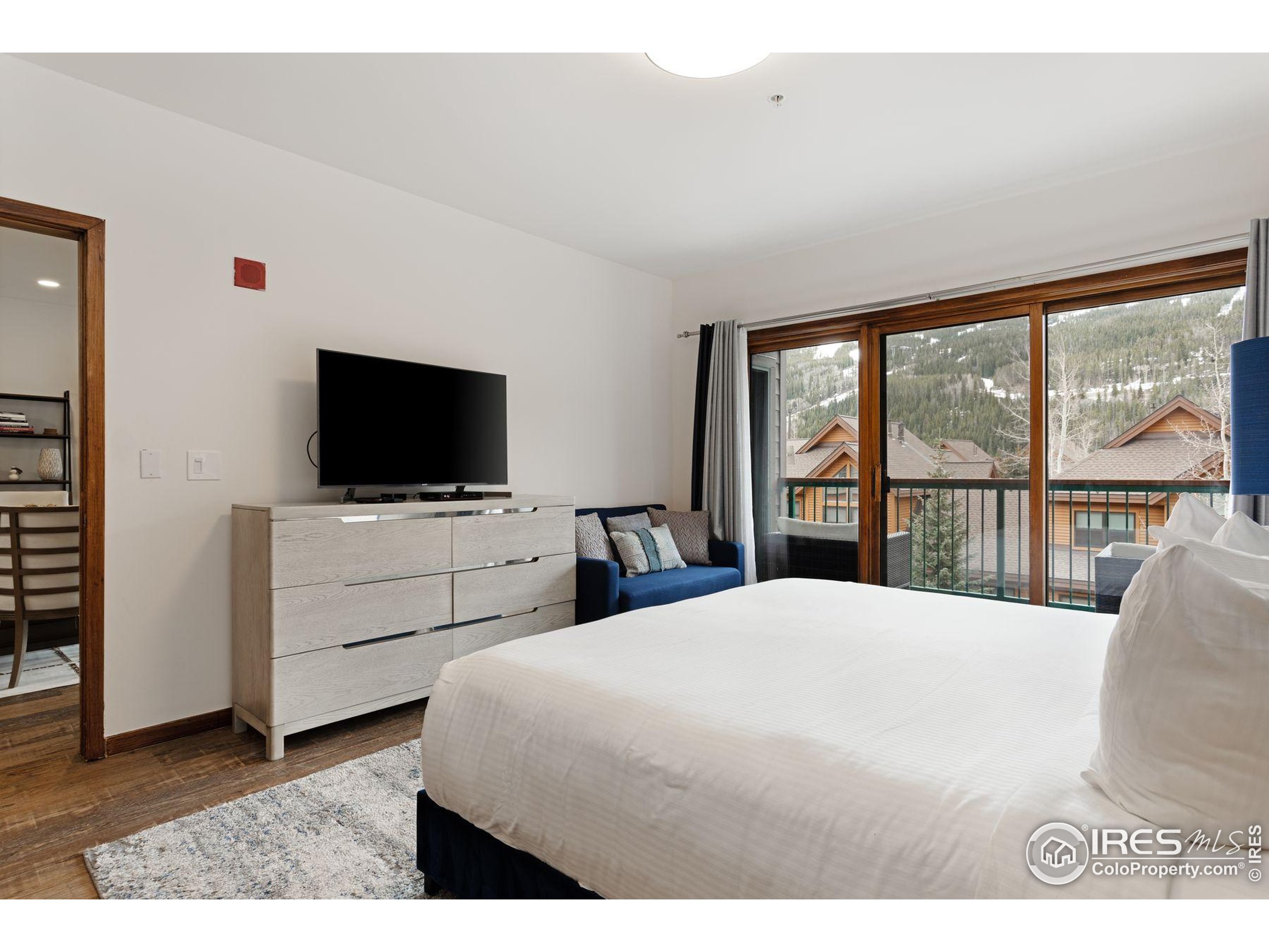 23110 Highway 6, Unit 5074 Dillon, CO 80435 - Photo 10 of 25 a bedroom with a bed tv and a window