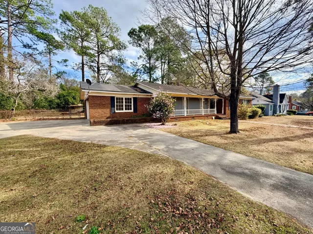 a view of a house with a yard