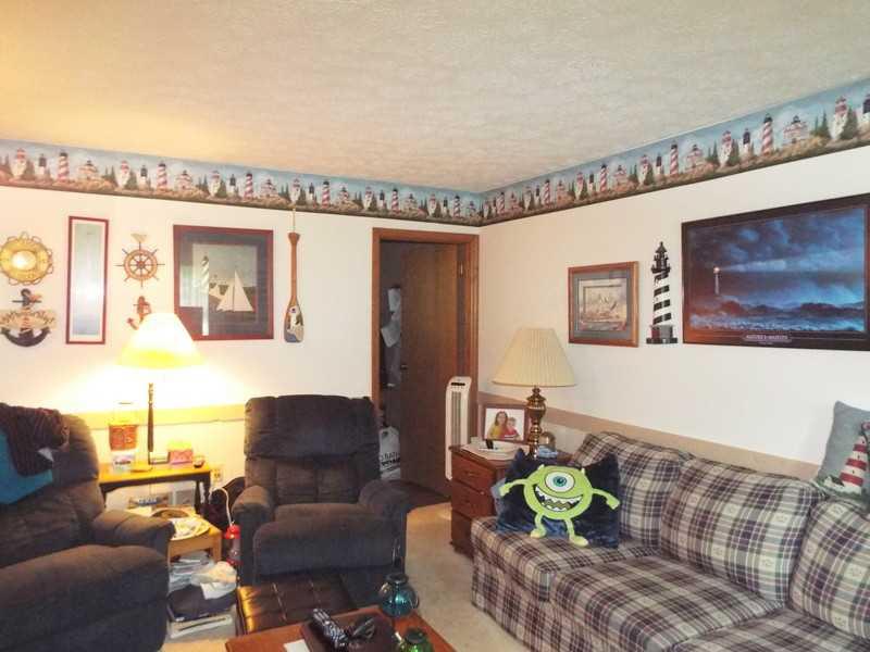 340 Ridge Road Zelienople, PA 16063 - Photo 6 of 23 Family Room.