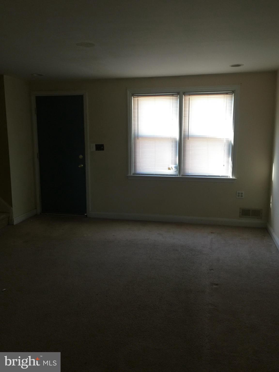 8645 Oak Road Parkville, MD 21234 - Photo 3 of 11 Living Room