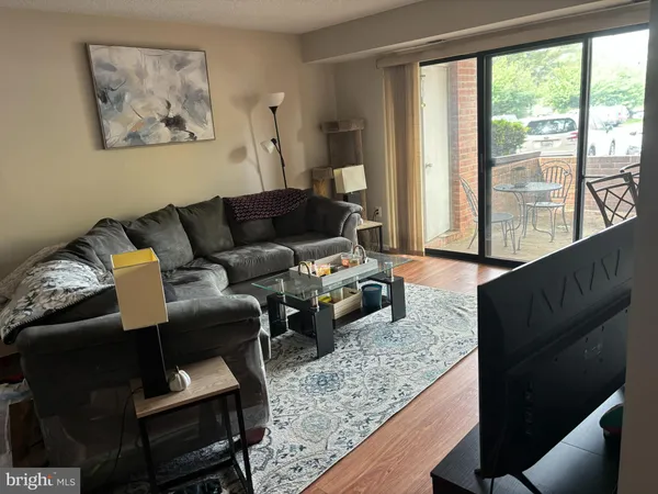 $2,200 | 10208 Bushman Drive, Unit 402, Oakton, VA 22124