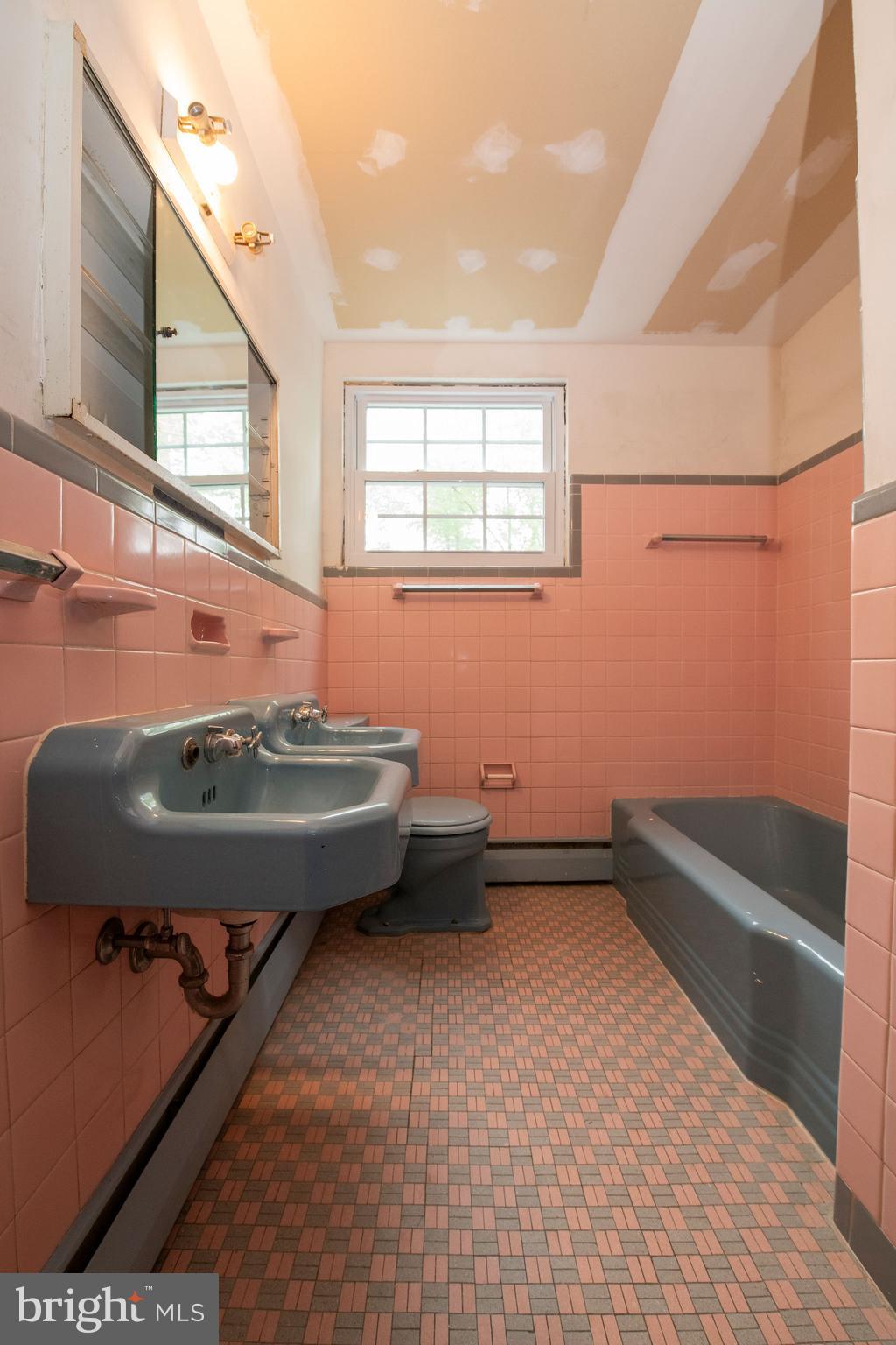 927 Herman Road Horsham, PA 19044 - Photo 42 of 50 2nd floorfull hall bath