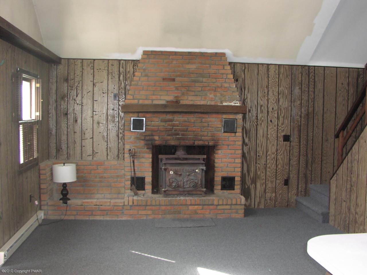 3165 Snow Hill Road Cresco, PA 18326 - Photo 4 of 8 Living rm