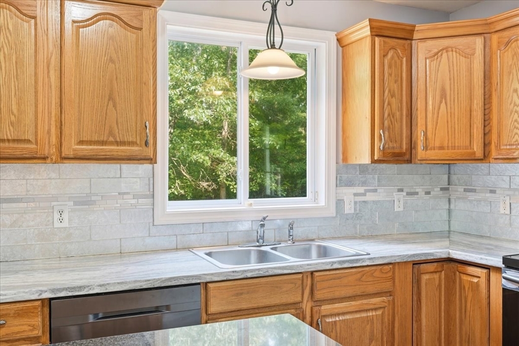 8 Rebecca Road Freetown, MA 02702 - Photo 14 of 38