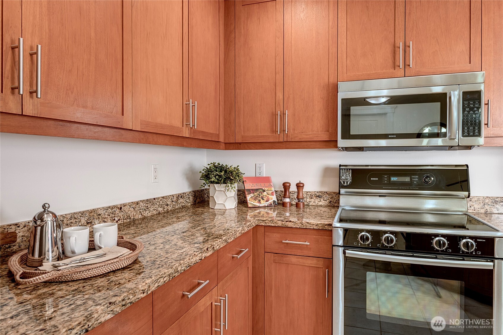 3150 West Government Way, Unit 404 Seattle, WA 98199 - Photo 7 of 28