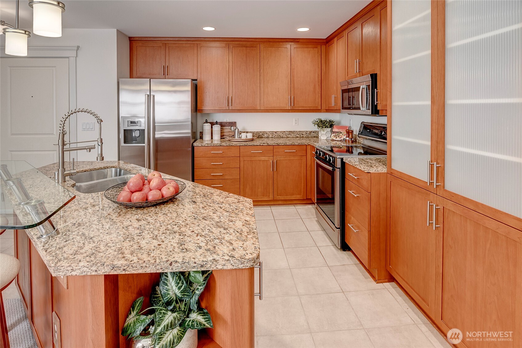 3150 West Government Way, Unit 404 Seattle, WA 98199 - Photo 8 of 28