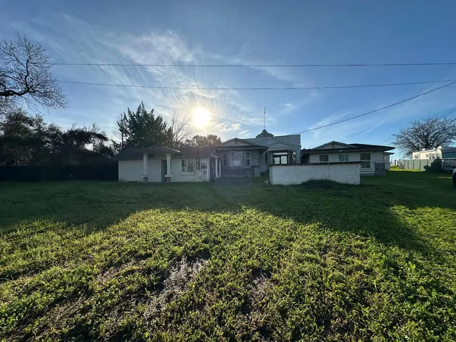 a view of a house with a yard